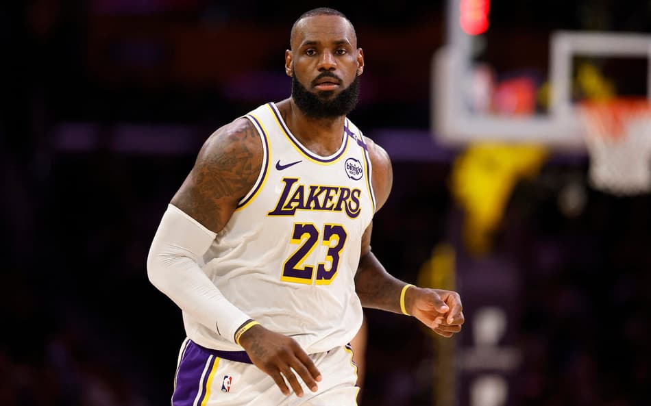 Após lesão, LeBron James abandona viagem do Lakers e retorna para Los Angeles