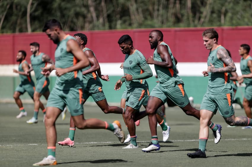 Léo Jance, ao lado de Manoel, treinando com o profissional do Fluminense (Foto: Lucas Merçon/FFC)
