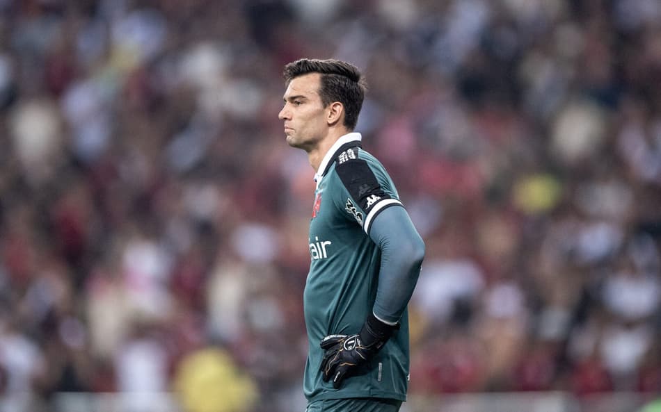 Perfil do Flamengo faz comentário sobre atuação de Léo Jardim, do Vasco