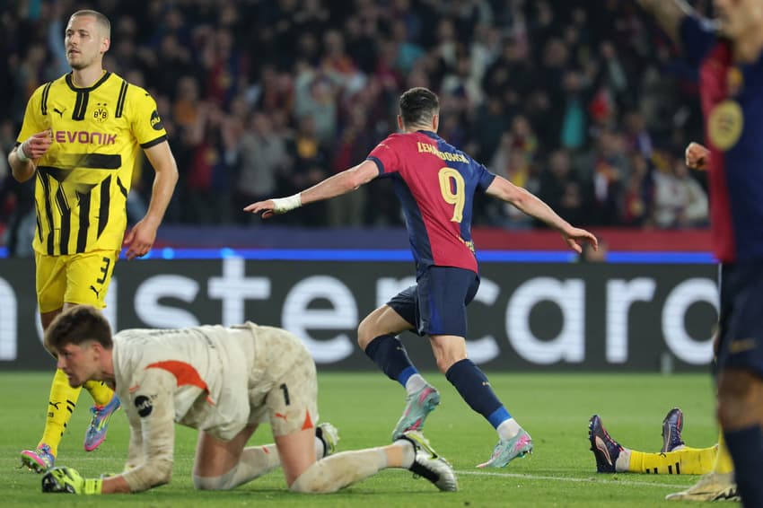 Lewandowski celebra gol marcado pelo Barcelona contra o Dortmund