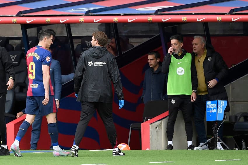 Lewandowski deixa jogo entre Barcelona e Celta de Vigo após sentir dor muscular