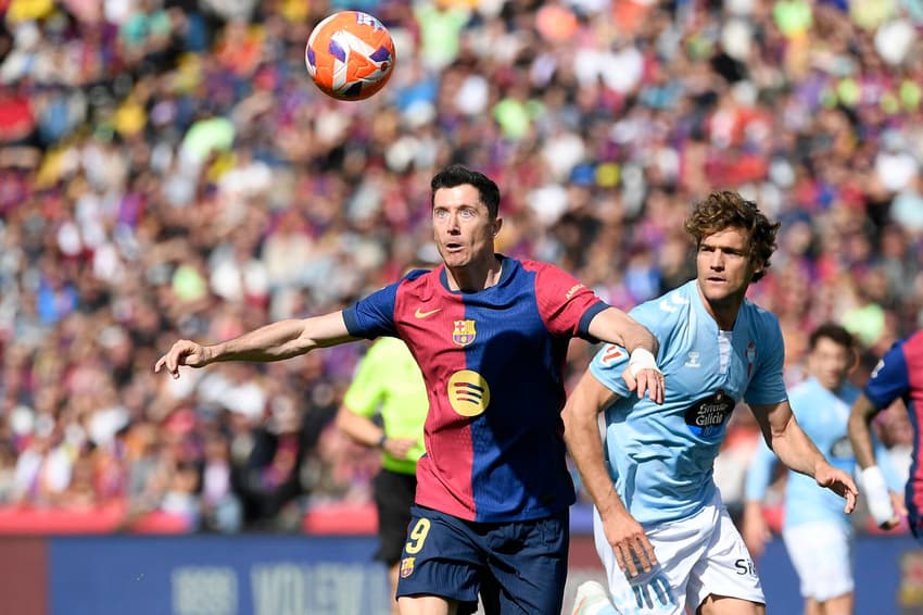 Lewandowski e Marcos Alonso disputam bola em Barcelona x Celta de Vigo, pela La Liga