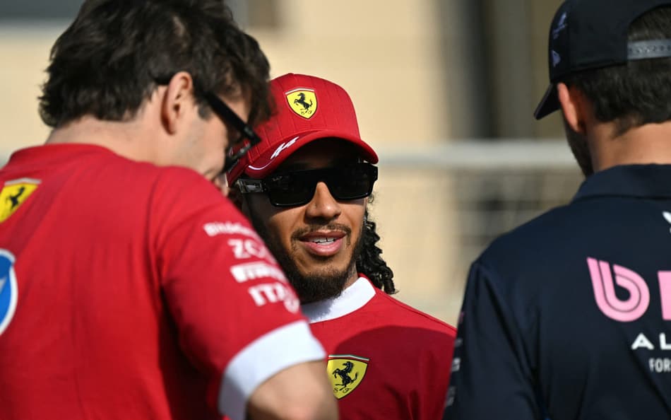 Hamilton analisa GP do Bahrein e dificuldade na Ferrari: ‘Não estou satisfeito’