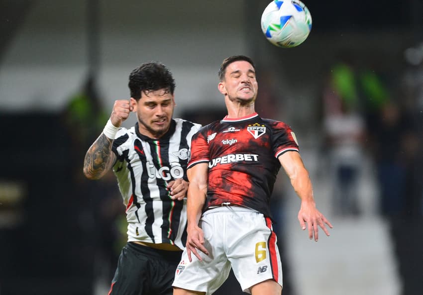 Matias Espinoza e Cedric em Libertad x São Paulo. (foto: DANIEL DUARTE / AFP)