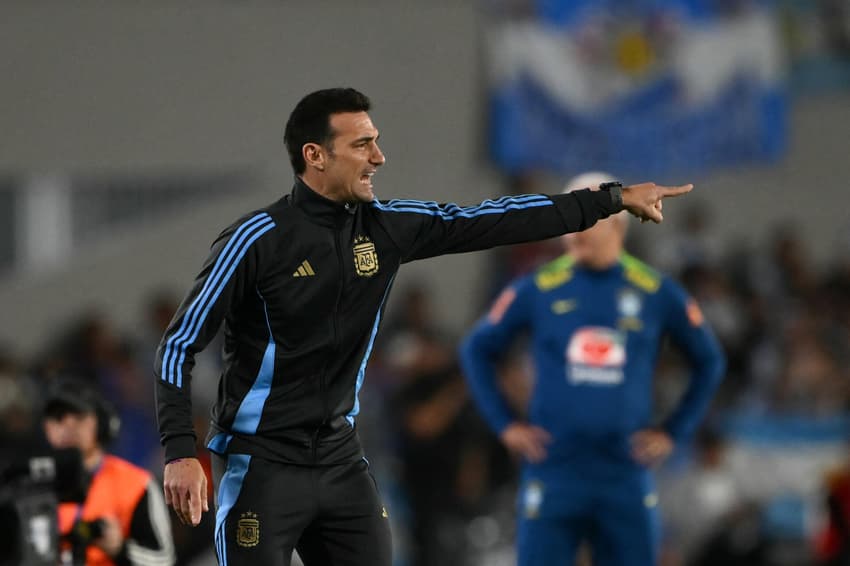 Lionel Scaloni à beira do campo entre Brasil e Argentina