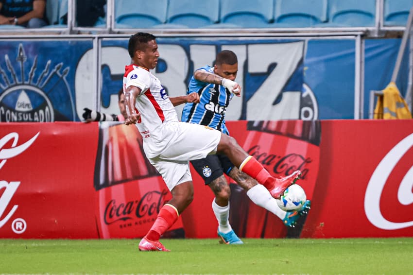 Lucas Esteves tenta cruzamento na vitória do Grêmio sobre o Atlético Grau. (Foto: Maxi Franzoi/AGIF)