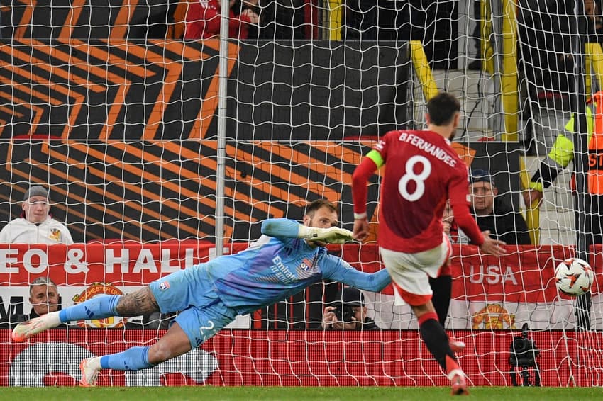 Lucas Perri é superado por Bruno Fernandes em Manchester United x Lyon