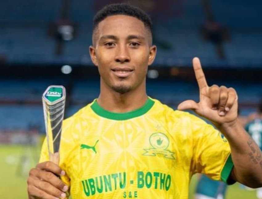 Lucas Ribeiro, celebra prêmio conquistado pelo Mamelodi Sundowns. Camisa 10 vai enfrentar o Fluminense no Mundial de clubes (Foto: Reprodução/Instagram)