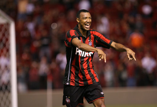19º lugar: Lucas Severino (atacante) - Saiu do Athletico-PR para o Rennes (FRA) em 2000 - Valor: 21,3 milhões de euros 19º lugar: Lucas Severino (atacante) - Saiu do Athletico-PR para o Rennes (FRA) em 2000 - Valor: 21,3 milhões de euros