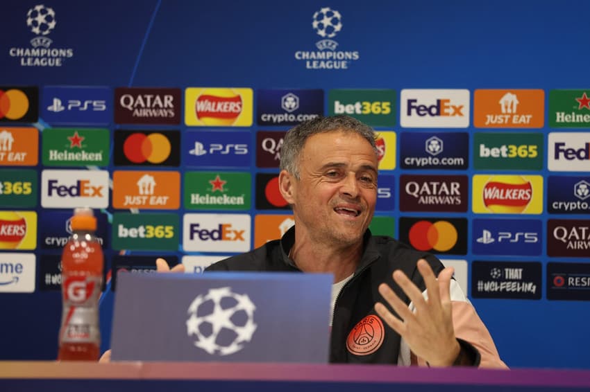 Luis Enrique, técnico do PSG, em coletiva de imprensa (Foto: Paul Currie / AFP)
