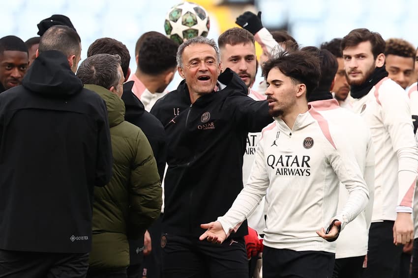 Luis Enrique conversa com Vitinha em treino do PSG no Villa Park, na véspera da Champions League