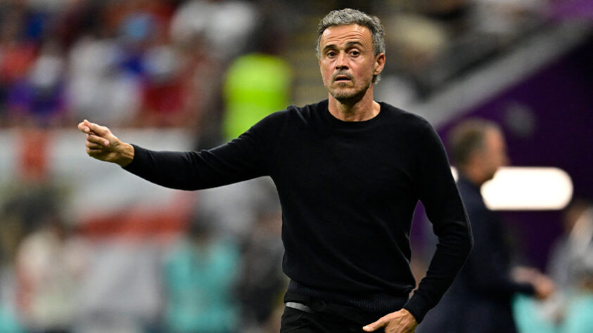 ESQUENTOU - A crise no Paris Saint-Germain parece não ter fim e pode sobrar até mesmo para o técnico Luis Enrique. De acordo com o jornal espanhol "Marca", o treinador estaria "farto" da situação envolvendo Kylian Mbappé e estaria disposto a deixar o clube francês, mesmo estando no cargo há apenas um mês. ESQUENTOU - A crise no Paris Saint-Germain parece não ter fim e pode sobrar até mesmo para o técnico Luis Enrique. De acordo com o jornal espanhol "Marca", o treinador estaria "farto" da situação envolvendo Kylian Mbappé e estaria disposto a deixar o clube francês, mesmo estando no cargo há apenas um mês.