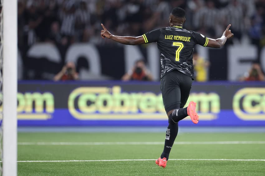 Luiz Henrique comemora gol marcado no clássico entre Botafogo e Vasco