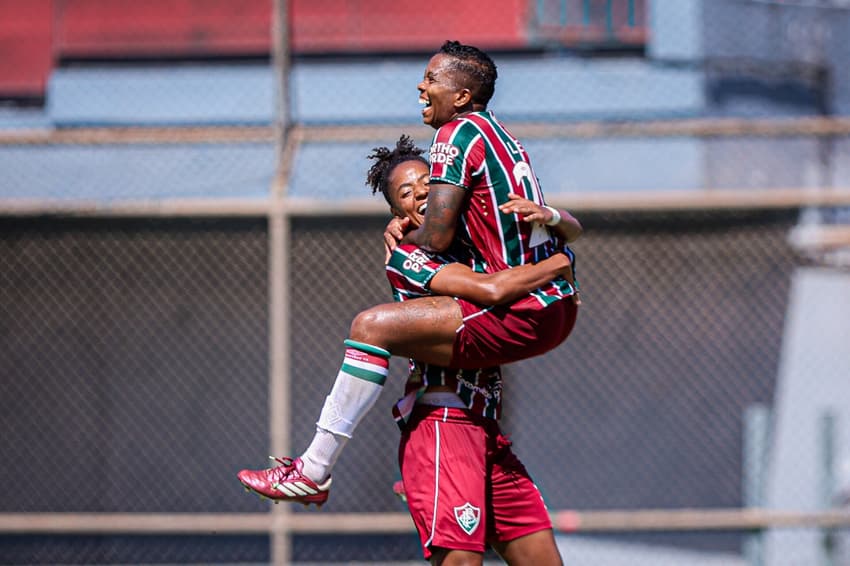 Lurdinha e Lelê comemoram gol contra o Flamengo pela Copa Rio Feminina