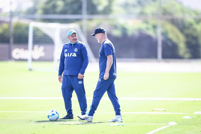 James Freitas e Mano Menezes em treinamento do Grêmio. (Foto: Lucas Uebel/Grêmio FBPA)