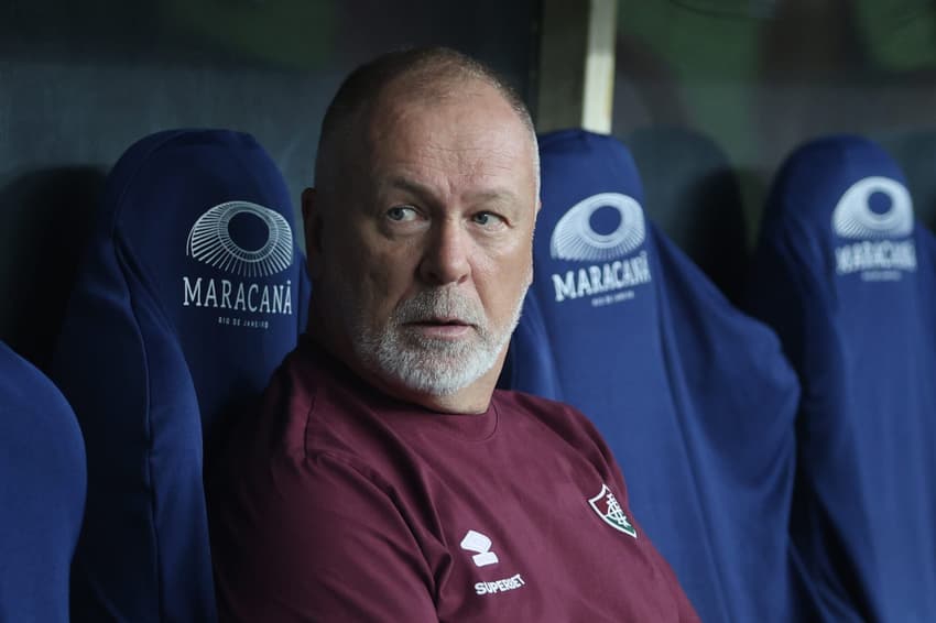 Mano Menezes no banco de reservas durante final entre Fluminense e Flamengo, pelo Campeonato Carioca