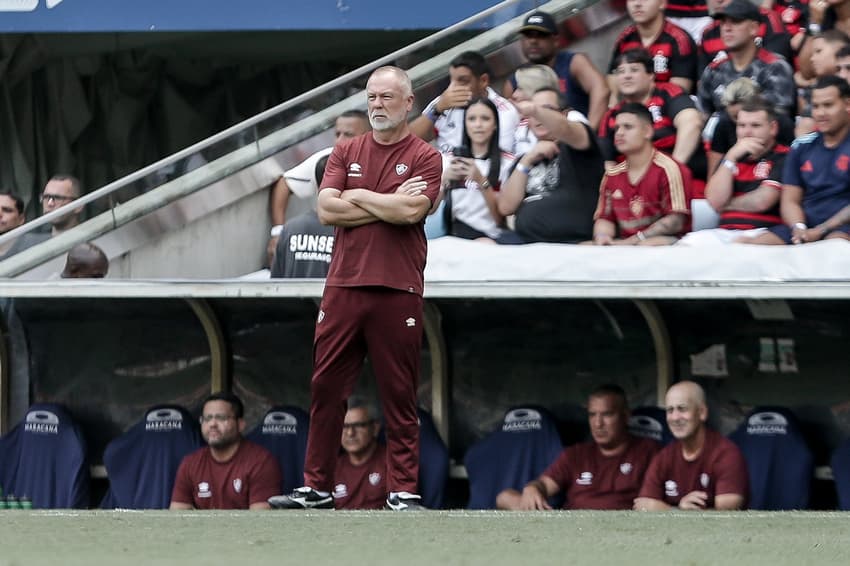 Mano Menezes observa o Fluminense durante final do Campeonato Carioca contra o Flamengo