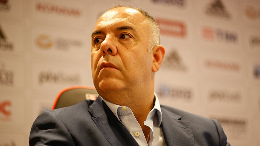 ESFRIOU - Apesar das negociações avançadas com os meio-campistas Allan e De La Cruz, o Flamengo viu os seus negócios esfriarem. No caso do volante, a troca de treinador no Atlético Mineiro é o principal empecilho, já que o novo comandante da equipe pode pedir a permanência do volante. Com relação a De La Cruz, o River Plate aguarda o desfecho da fase de grupos da Libertadores para não correr o risco de reforçar um concorrente ao título. A direção do Flamengo está ciente destas dificuldades e aguarda o desfecho das duas negociações para definir um novo rumo no mercado. ESFRIOU - Apesar das negociações avançadas com os meio-campistas Allan e De La Cruz, o Flamengo viu os seus negócios esfriarem. No caso do volante, a troca de treinador no Atlético Mineiro é o principal empecilho, já que o novo comandante da equipe pode pedir a permanência do volante. Com relação a De La Cruz, o River Plate aguarda o desfecho da fase de grupos da Libertadores para não correr o risco de reforçar um concorrente ao título. A direção do Flamengo está ciente destas dificuldades e aguarda o desfecho das duas negociações para definir um novo rumo no mercado.