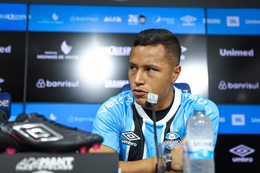 Marlon em sua entrevista coletiva de apresentação no Grêmio. (Foto: Lucas Uebel/Grêmio FBPA)