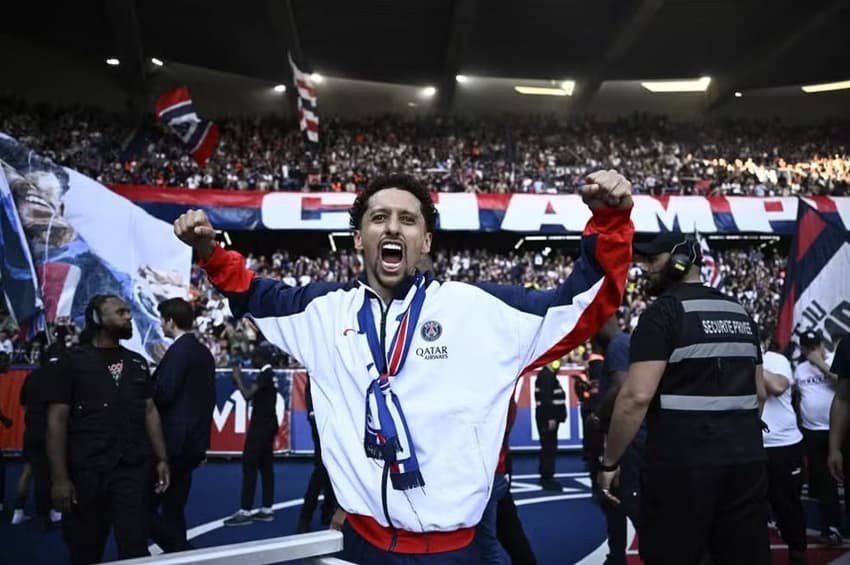 Marquinhos comemora título da Ligue 1 no Parque dos Príncipes (Foto: JULIEN DE ROSA / AFP)