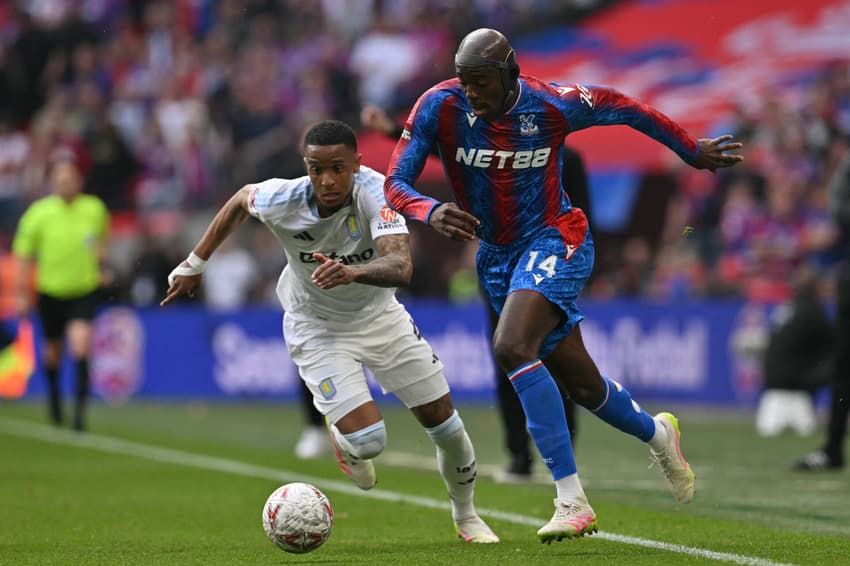 Mateta conduz a bola em Crystal Palace e Aston Villa