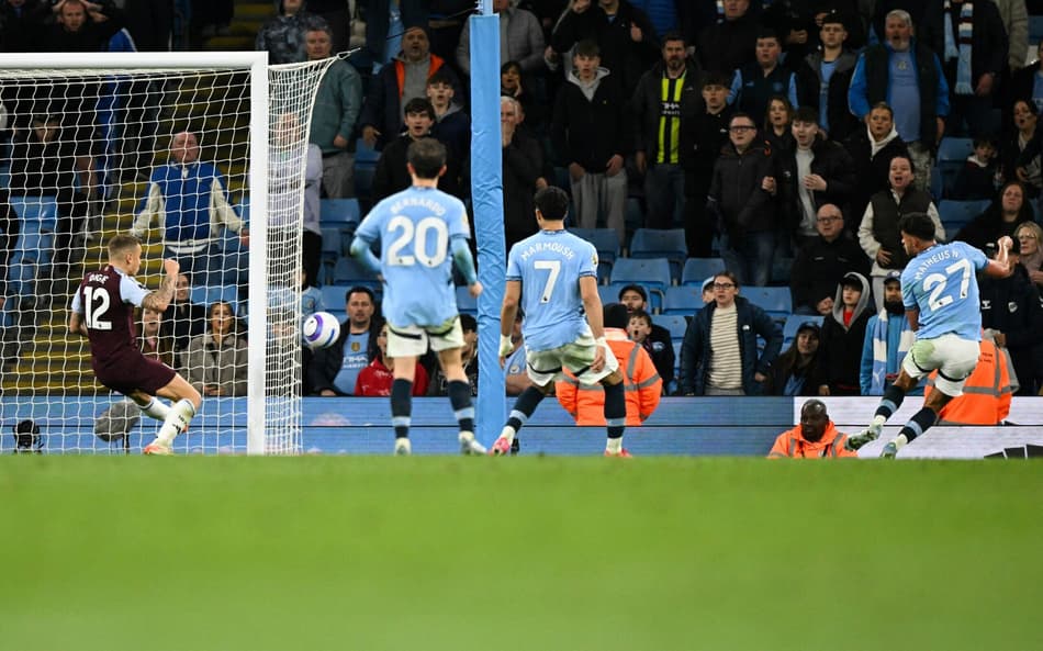 Manchester City vence Aston Villa na bacia das almas e se aproxima da Champions