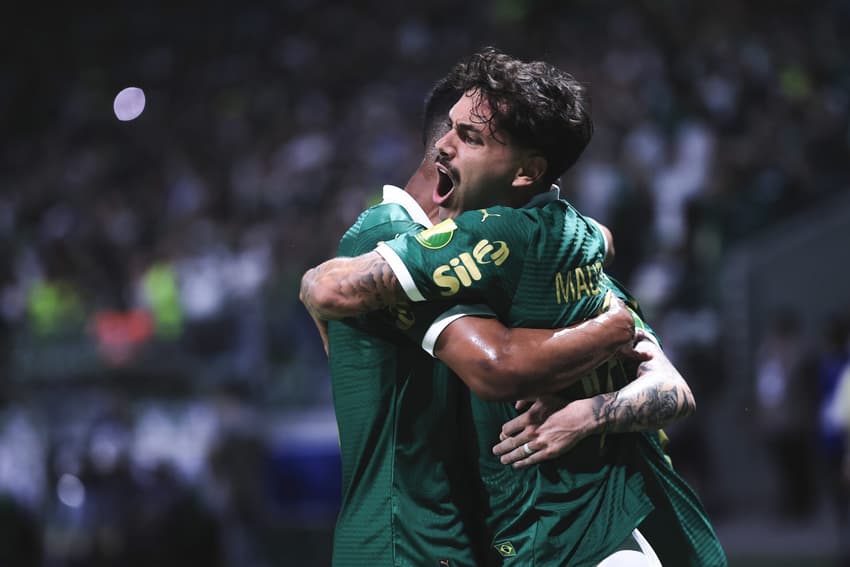 Maurício comemora gol do Palmeiras diante da Portuguesa, pelo Campeonato Paulista