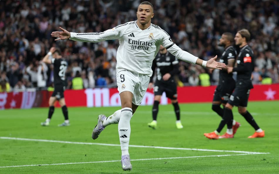 Na caça ao Barcelona, o Real Madrid visita o Alavés pela 31ª rodada de LaLiga, veja onde assistir (Foto: Thomas COEX / AFP)
