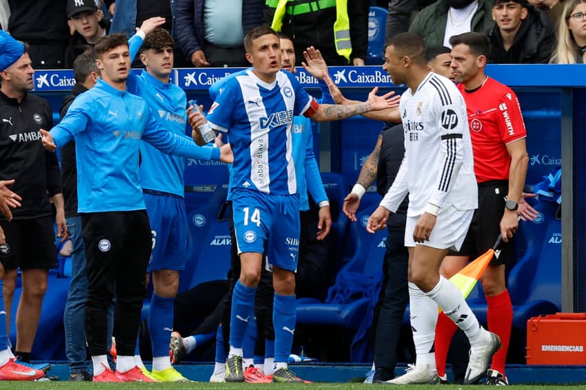 Mbappé discute com adversários no duelo entre Alavés e Real Madrid