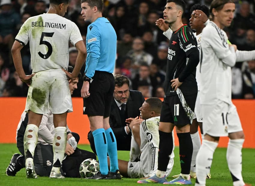 Mbappé é atendido por médicos do Real Madrid após sentir dores no tornozelo direito