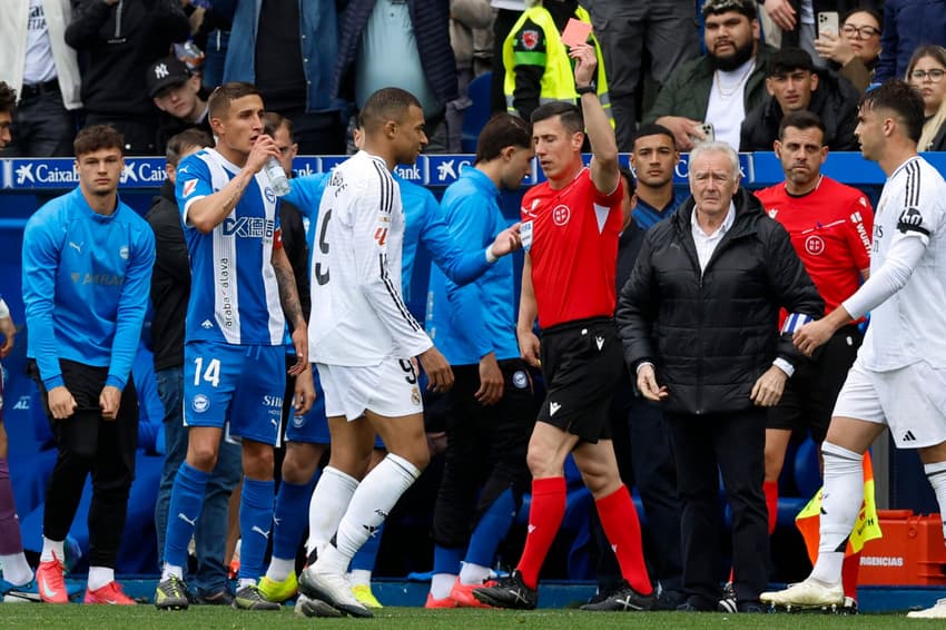 Mbappé é expulso no jogo entre Alavés e Real Madrid, pela La Liga