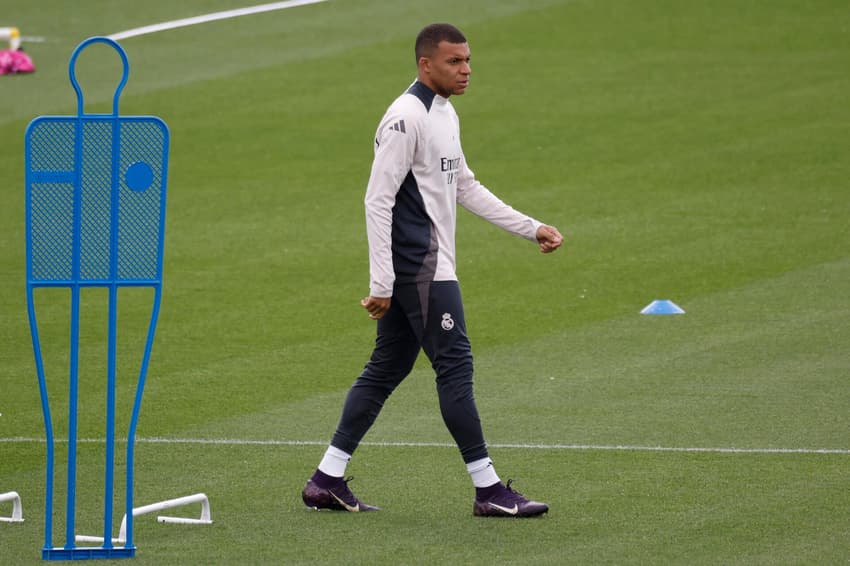 Mbappé em treino do Real Madrid na véspera do jogo contra o Arsenal