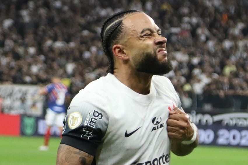 Memphis Depay comemorando gol pelo Corinthians contra o Fortaleza (2)