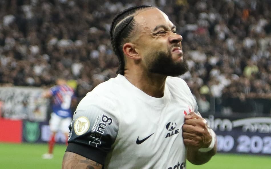 Memphis-Depay-comemorando-gol-pelo-Corinthians-contra-o-Fortaleza-2-aspect-ratio-512-320