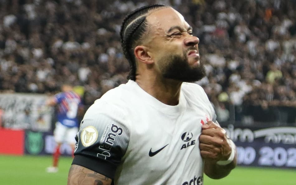 Memphis-Depay-comemorando-gol-pelo-Corinthians-contra-o-Fortaleza-2-aspect-ratio-512-320