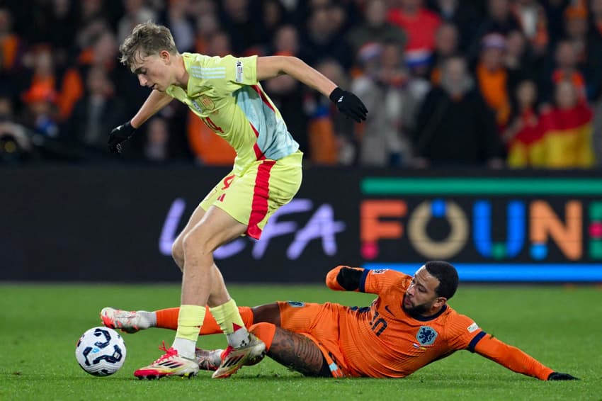Memphis Depay divide bola em Holanda x Espanha na Liga das Nações (Foto: NICOLAS TUCAT / AFP))
