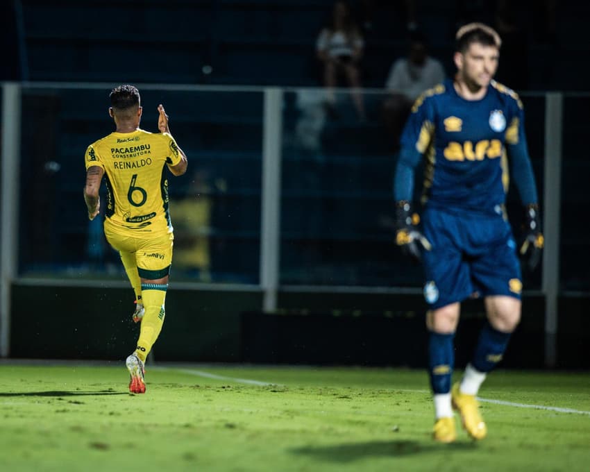 Reinaldo comemora segundo gol do Mirassol sobre o Grêmio. (Foto: Pedro Zacchi/Agência Mirassol)