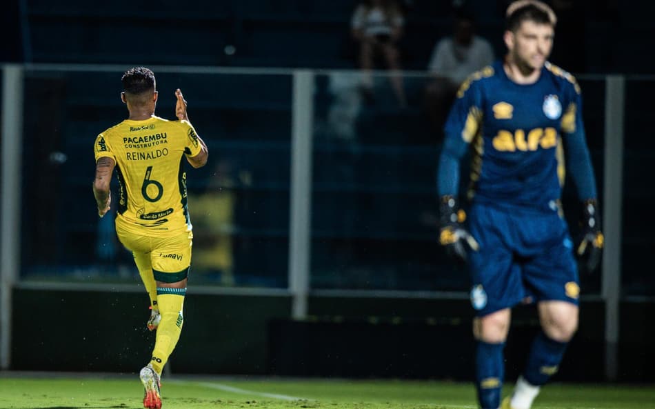 Com dupla ‘Lei do Ex’ de Reinaldo, Mirassol goleia o Grêmio e vence a primeira na Série A