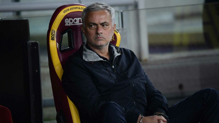 MELOU - O jornal italiano 'Corriere dello Sport' informou que o técnico José Mourinho chegou a se reunir com representantes do Al-Ahli, da Arábia Saudita, e até recebeu uma proposta astronômica da equipe. No entanto, o português recusou a investida, pois pretende permanecer no alto escalão do futebol por mais tempo. O contrato de Mourinho com a Roma vai até 2024. MELOU - O jornal italiano 'Corriere dello Sport' informou que o técnico José Mourinho chegou a se reunir com representantes do Al-Ahli, da Arábia Saudita, e até recebeu uma proposta astronômica da equipe. No entanto, o português recusou a investida, pois pretende permanecer no alto escalão do futebol por mais tempo. O contrato de Mourinho com a Roma vai até 2024.