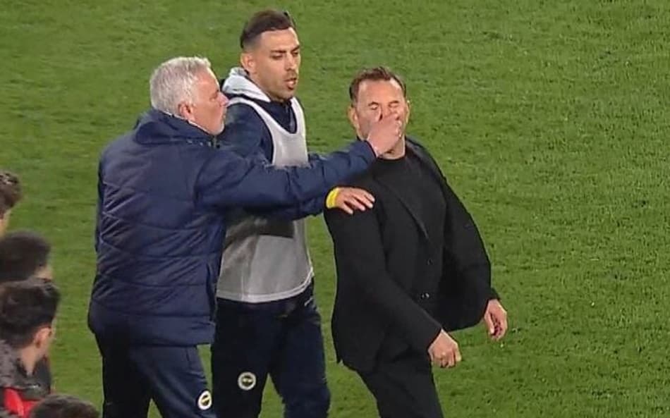 Mourinho agride técnico rival em clássico turco; veja vídeo