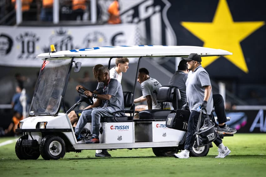 Neymar deixa o campo em Santos x Atletico-MG, na Vila Belmiro. (foto: Abner Dourado/AGIF)