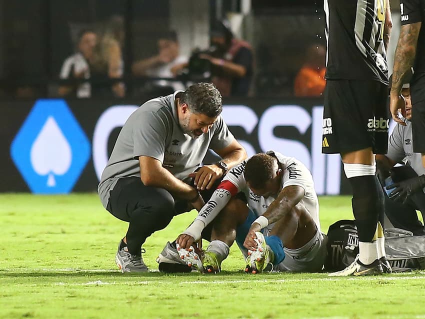 Neymar sente nova lesão no jogo do Santos contra o Atlético-MG pelo Brasileirão