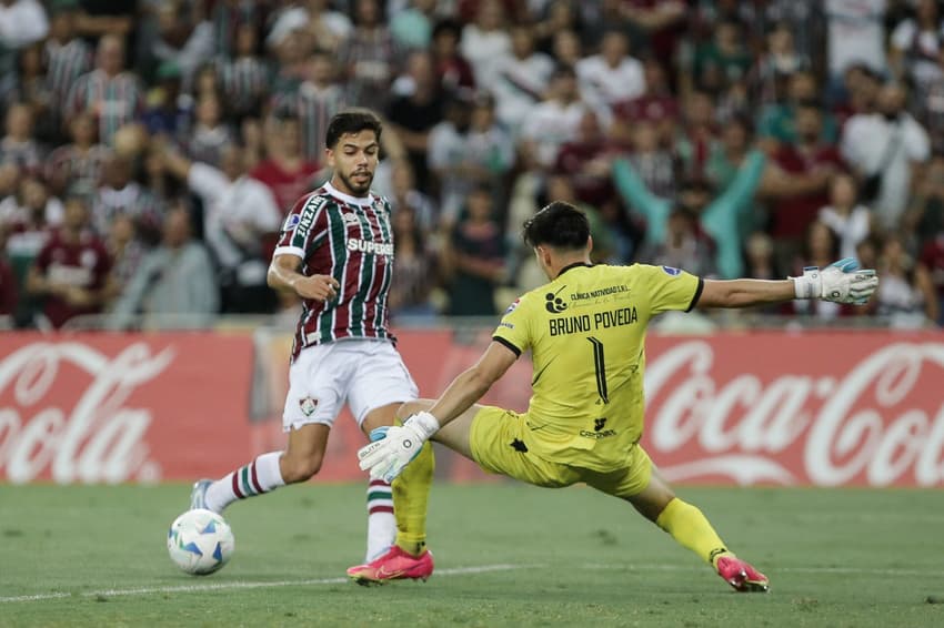 Assistência de Nonato para Cano, pelo Fluminense, na Sul-Americana (Foto: Luca Merçon/FFC)