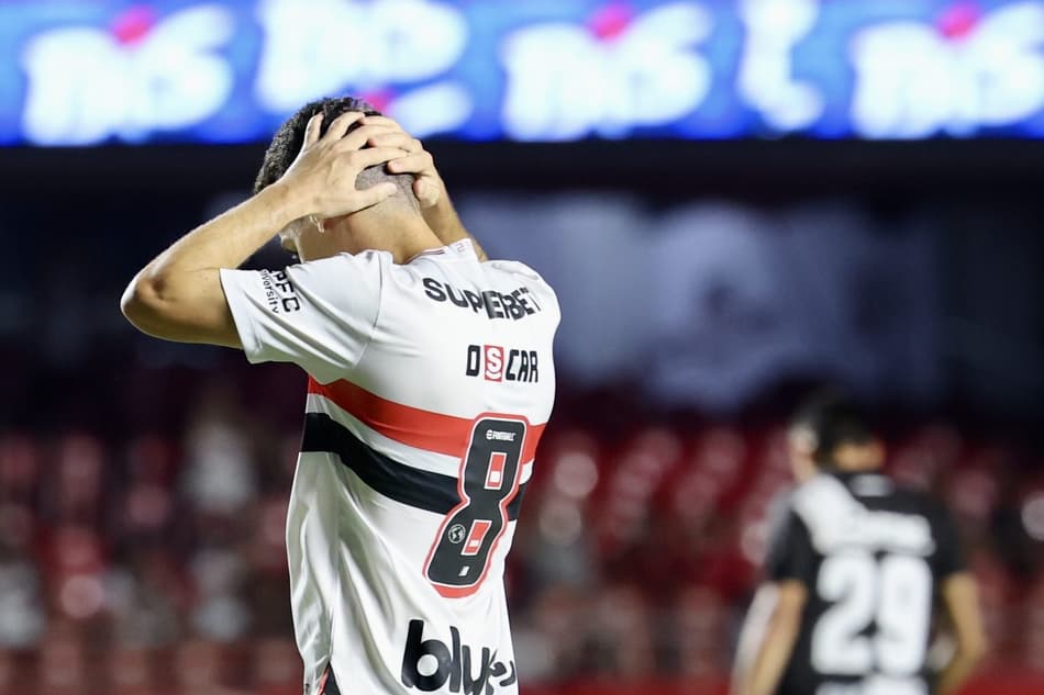 Oscar deixa gramado com dores após jogar no ‘risco’ em estreia do São Paulo
