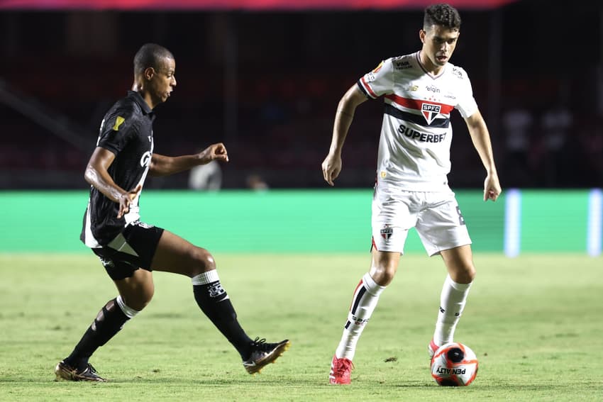 Oscar em ação pelo São Paulo na derrota para a Ponte Preta, no Campeonato Paulista
