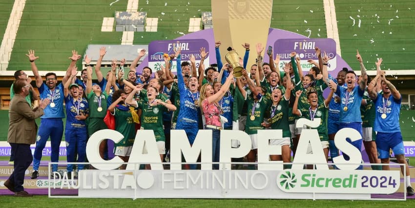 Elenco feminino do Palmeiras celebra título do Paulistão 2024. (Foto: Alexandre Battibugli/Ag. Paulistão)
