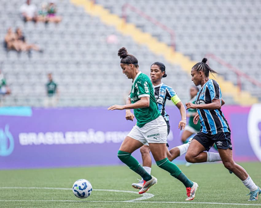 Amanda Gutierres, do Palmeiras, marcou o terceiro gol da partida contra o Grêmio (Foto: Mariana Kasten)