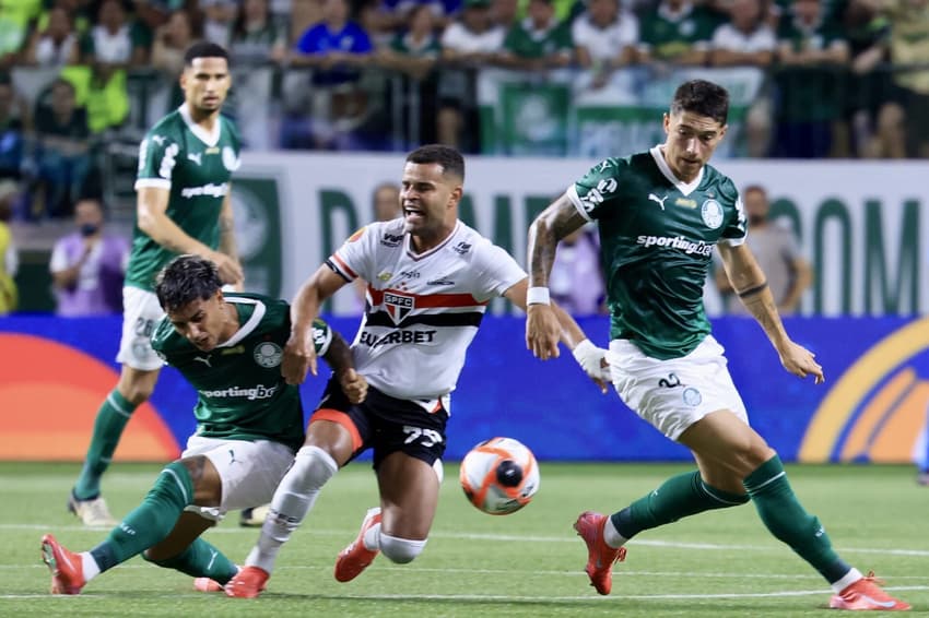 Facundo Torres e Alisson em Palmeiras x São Paulo. (foto: Marcello Zambrana/AGIF)