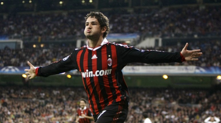 16º lugar: Alexandre Pato (atacante) - Saiu do Internacional para o Milan (ITA) em 2017 - Valor: 24 milhões de euros 16º lugar: Alexandre Pato (atacante) - Saiu do Internacional para o Milan (ITA) em 2017 - Valor: 24 milhões de euros