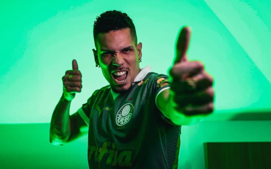 Paulinho, do Palmeiras, aparece beijando duas mulheres no Carnaval; veja vídeo